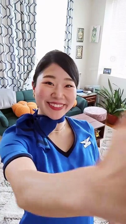 【NEW UNIFORM REVEAL】 - ブルックスブラザーズとコラボした新制服 - ワンピース、スカート、パンツに加えて トップスも今回は種類豊富！ 私のお気に入りはシャツ×スカートで、 スカートは後ろにスリットが二つ入ってるのがポイントで可愛い 実はこの動画に出てる制服は一部に過ぎなくて ブルーのタートルネックやベスト、ポンチョまであります ポンチョはまだ手元にないんですが、とってもお洒落に着こなしてるCA