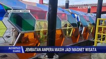 Wisatawan Menikmati Pemandangan Sungai Musi dan Jembatan Ampera | KOMPAS SIANG