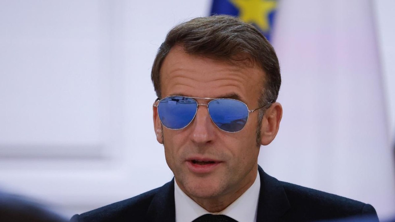 Macron all’Eliseo con gli occhiali da sole: «Abituatevi al nuovo look»