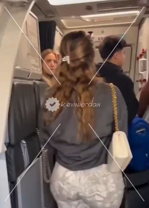 Una mujer subia a un avión y un hombre la grababa detrás, al ver esto la azafata pregunto si lo conocía. Era el marido. Pero para salir de la situación le dice que le preguntaba por la vestimenta. Quiso ayudar y erró o fue discriminadora? Opiniones?