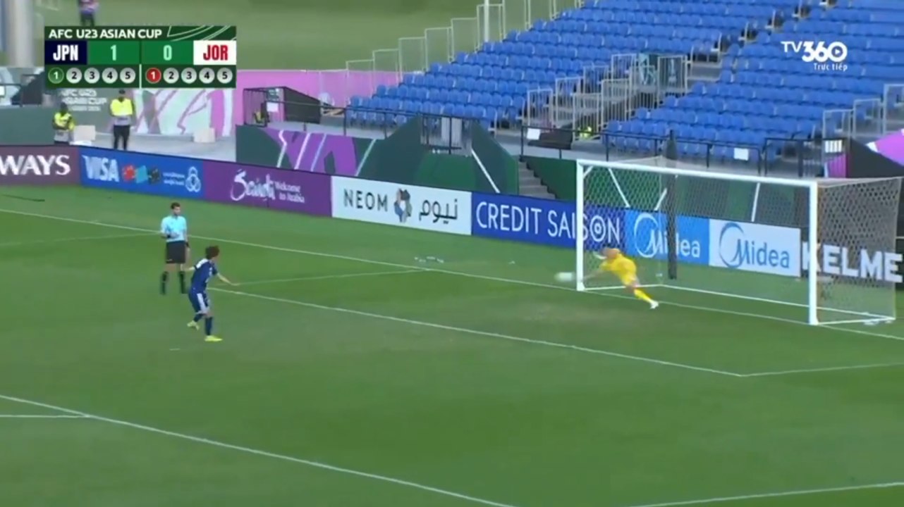 Para il rigore, ma poi la palla... è il portiere più sfortunato della storia?