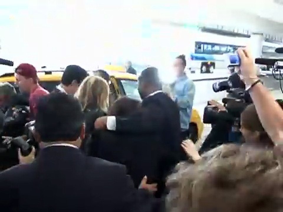 2009 – Johnny Hallyday – 13 décembre : AFP, Nathalie Baye et Laura Smet à son chevet