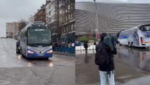 El bus del Real Madrid fue recibido con pitos a su llegada al Bernabéu