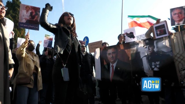 Iran, la manifestazione a Roma dei Radicali: polemiche per la presenza di sostenitori dello scià