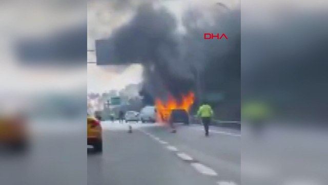 Beşiktaş TEM Otoyolu'nda otomobil alev alev yandı