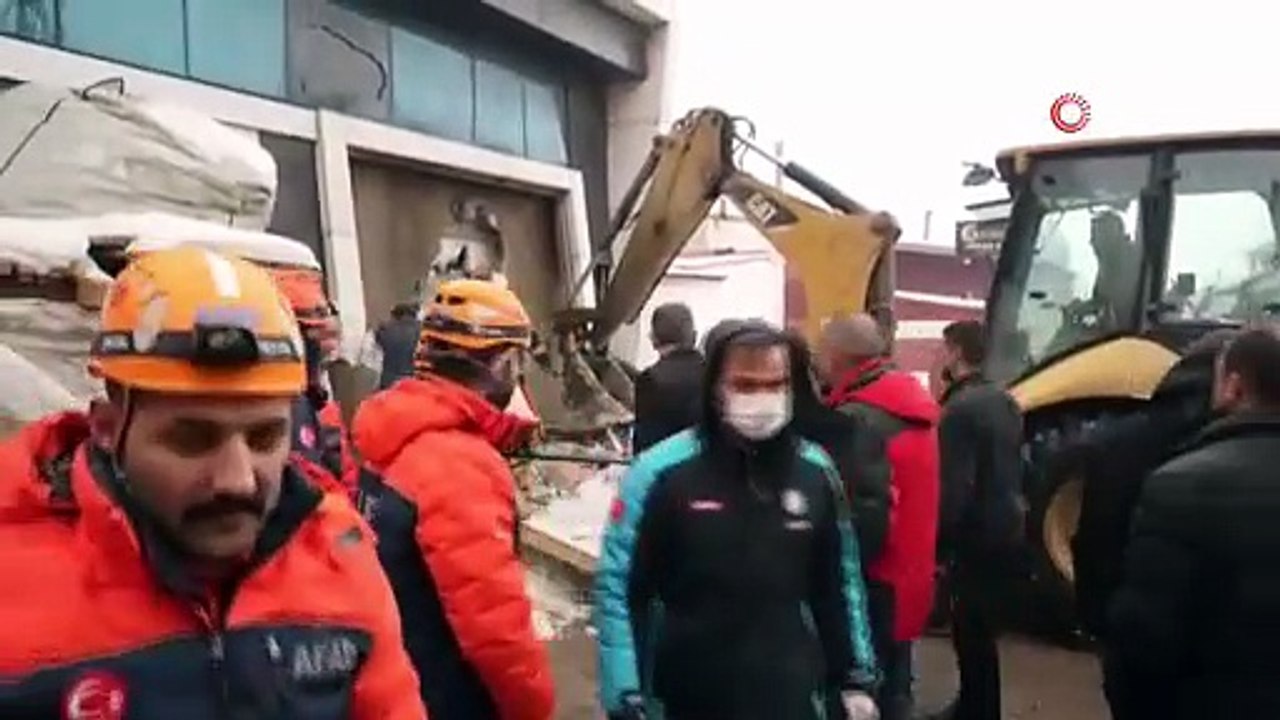 Kepçeyle duvar yıkıldı, yangında mahsur kalanlar kurtarıldı: Can pazarı kamerada