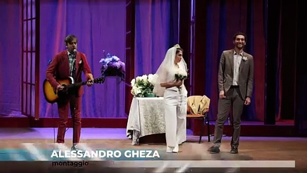 Lunghi applausi per Ninni Bruschetta e "A Mirror spettacolo falso e non autorizzato"