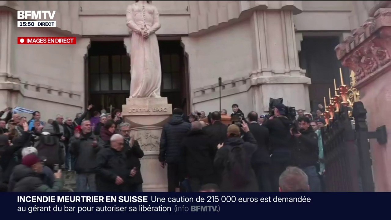 Mort de Rolland Courbis: le cerceuil du "Coach" porté dans l'église des Réformés sous les applaudissements à Marseille