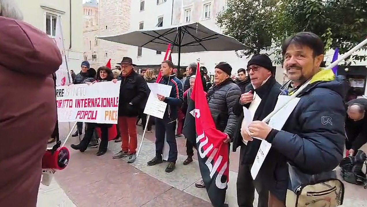 Associazioni e partiti in piazza a Trento: "Contro il Venezuela un atto di pirateria internazionale"