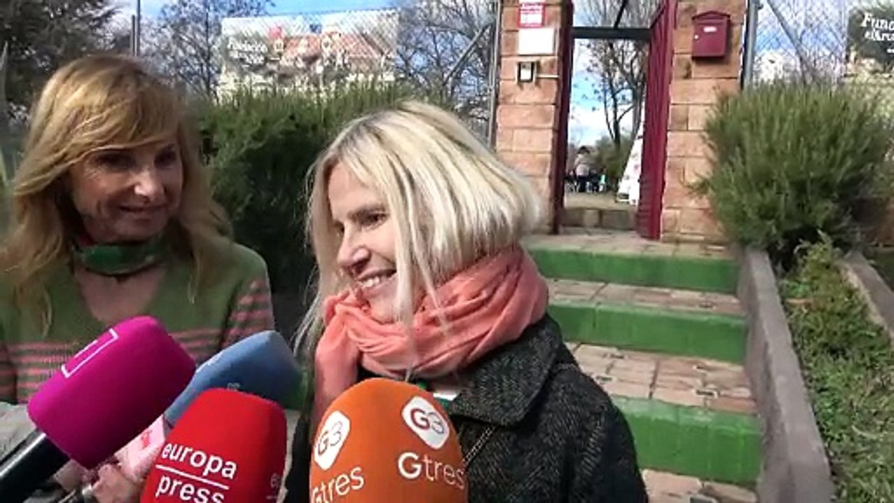 El enfado de Eugenia Martínez de Irujo con al prensa durante un acto junto al padre Ángel