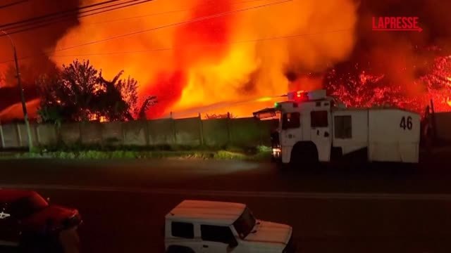 Cile, almeno 15 morti a causa degli incendi boschivi: le immagini dei roghi
