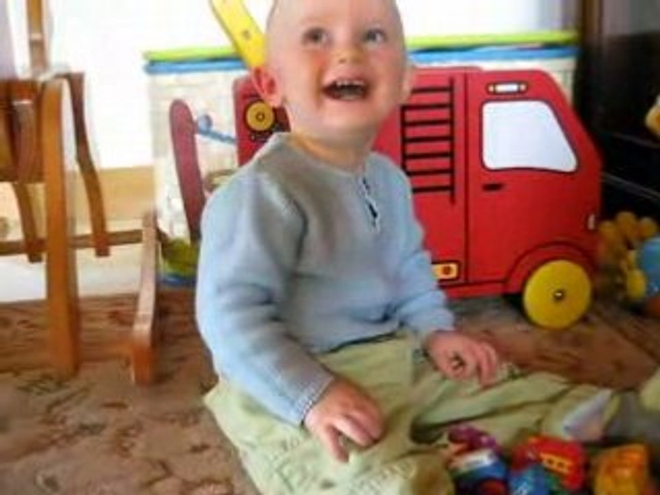 lulu apprend a jouer aux voitures