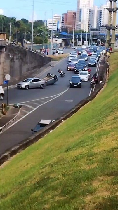 GRAVE ACIDENTE: Carro capota em movimentada avenida de bairro nobre em Salvador; saiba detalhes