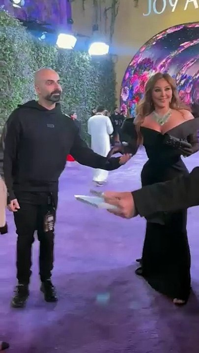 اليسا بفستان أسود وعقد أنيق في فعاليات حفل joy...