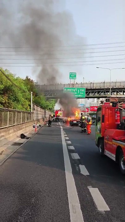 ระทึก ไฟไหม้รถเก๋ง กลางถนนวิทยุ ควันดำพวยพุ่ง เผาวอดทั้งคัน
