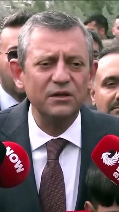 Özgür Özel hiç bu kadar zavallı bir duruma düşmemişti! Kendi başkanları onu böyle yalanladı CHP Genel Başkanı Özgür Özel, deprem bölgesine yaptığı ziyarette hükümeti hedef alarak "Depremin öncesinde, sırasında ve sonrasında