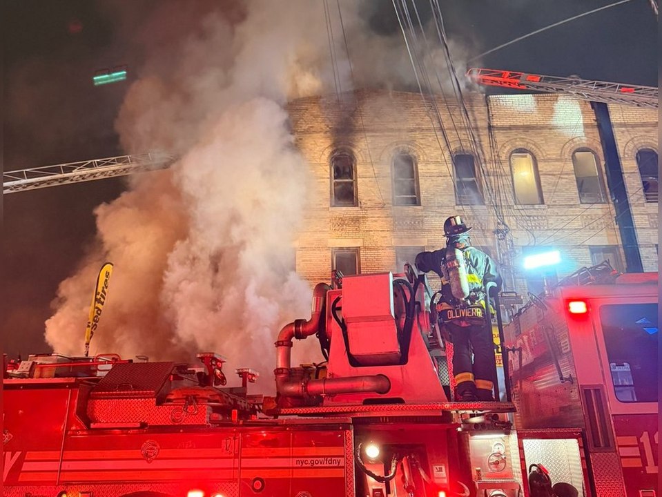 Großalarm in New York: Feuer vernichtet Reifenhandel
