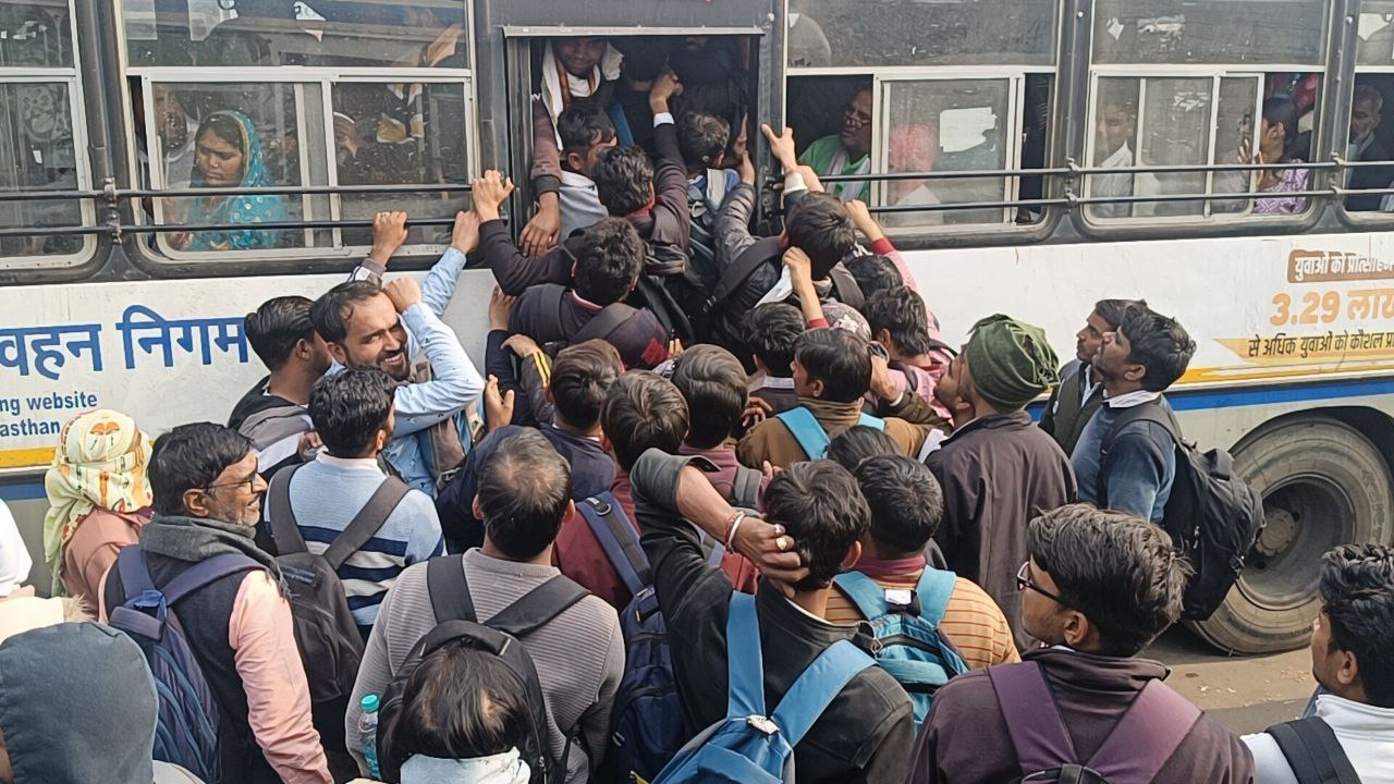थर्ड ग्रेड शिक्षक भर्ती परीक्षा के बाद बस स्टैंडों पर उमड़ी भीड़, रोडवेज बसें हुईं फुल