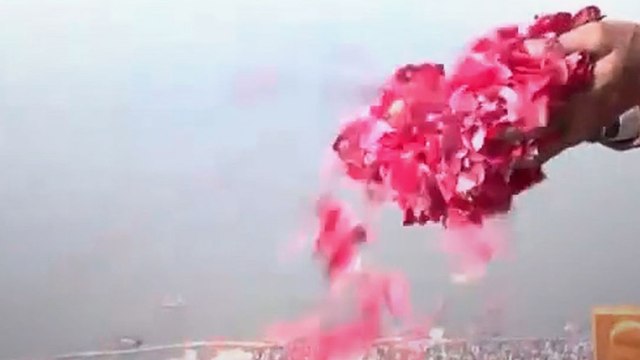प्रयागराज माघ मेले में श्रद्धालुओं पर पुष्पवर्षा