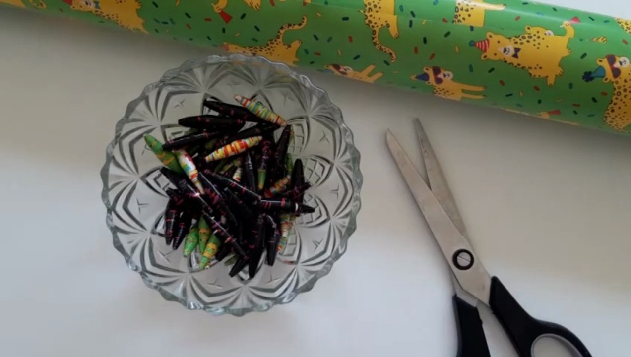 HOW TO MAKE PAPER BEADS FROM GIFT WRAPPING PAPERS