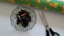 HOW TO MAKE PAPER BEADS FROM GIFT WRAPPING PAPERS