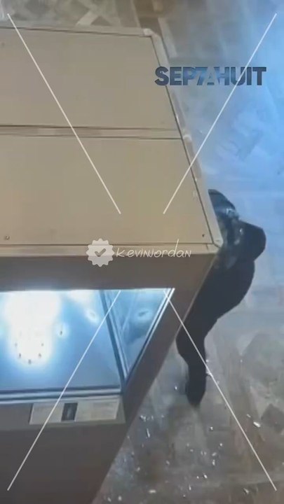 🚨 🇫🇷 EN IMAGES | Les images exclusives des caméras de vidéosurveillance du musée du Louvre des braqueurs des bijoux de la couronne  en pleine action. (TF1)