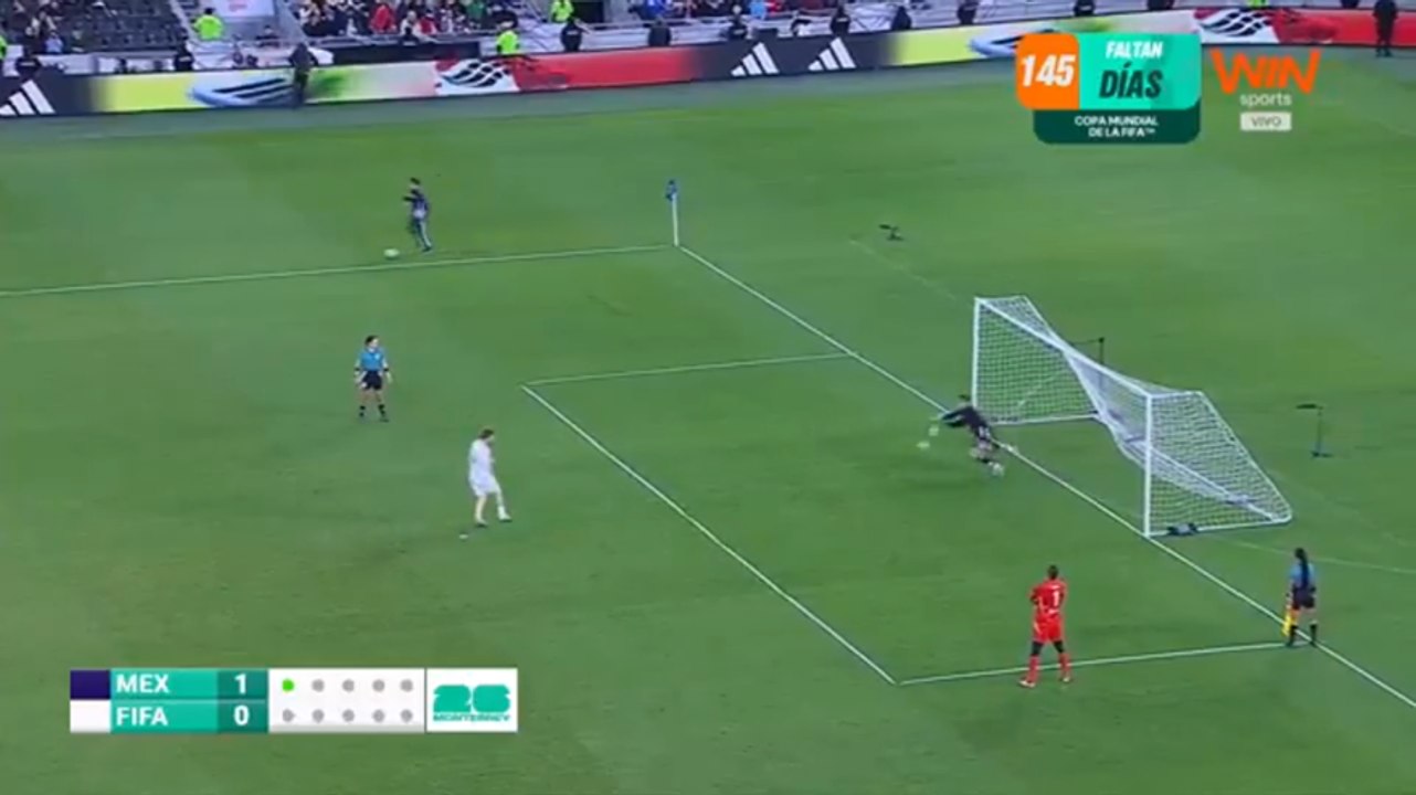 Totti, ma cosa fai? Sbaglia il rigore in amichevole e poi...
