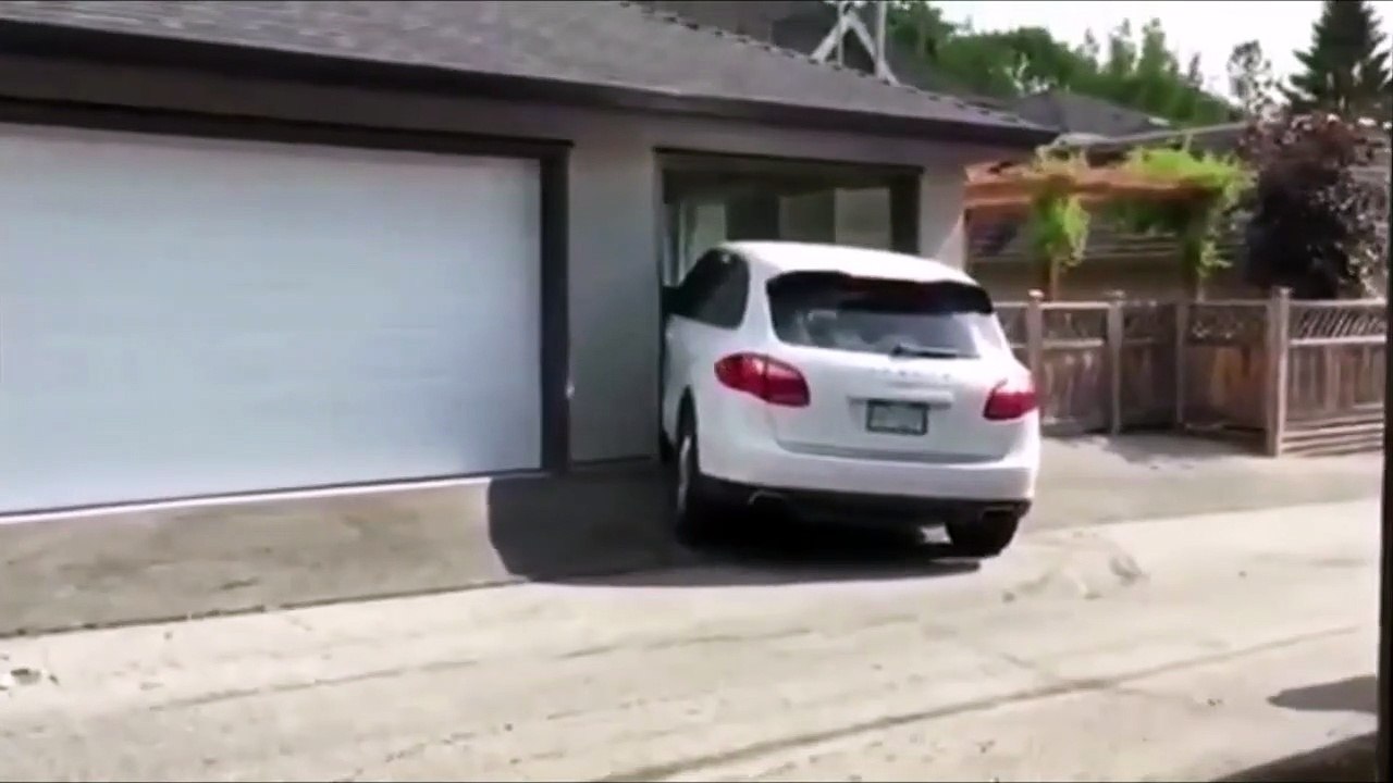 Laisser son fils garer le Porsche Cayenne... raté