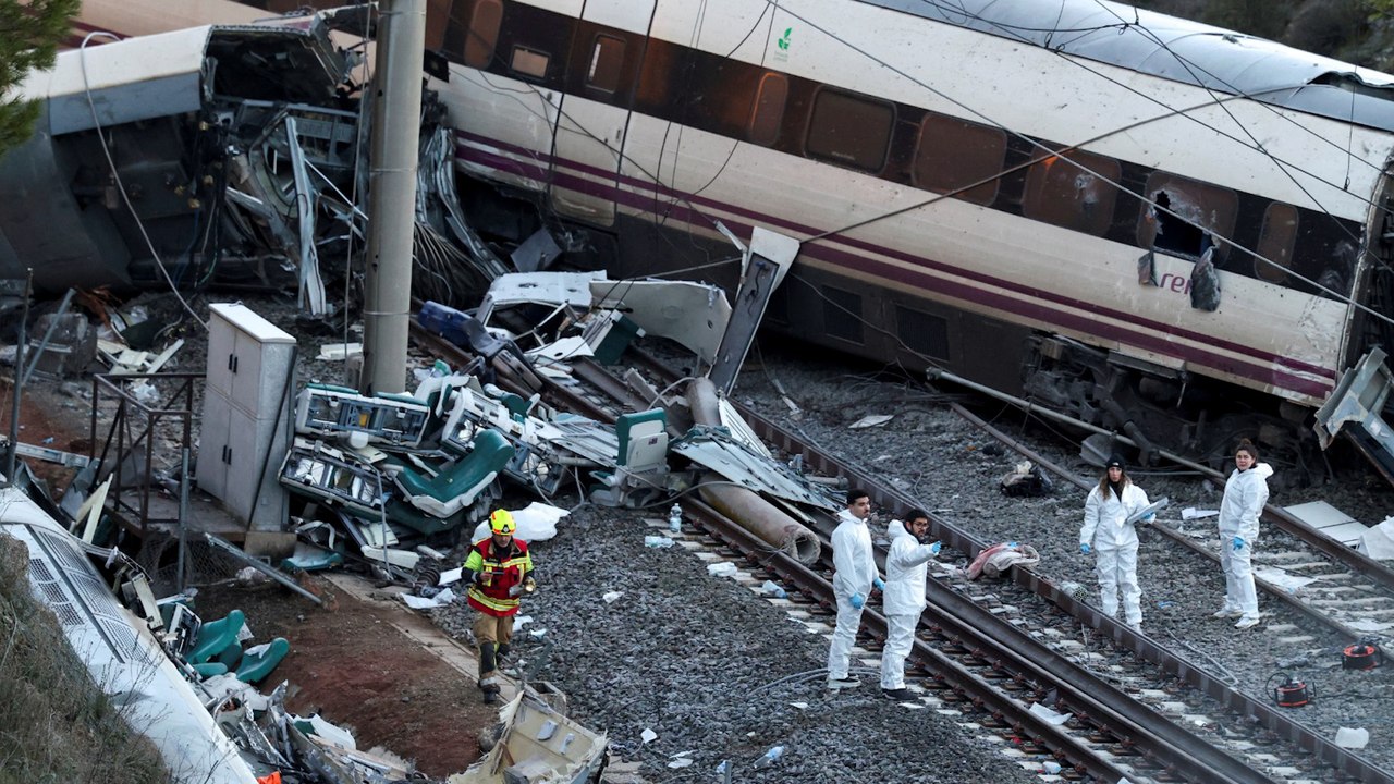 Varios muertos al descarrilar dos trenes de alta velocidad en Adamuz,  Córdoba