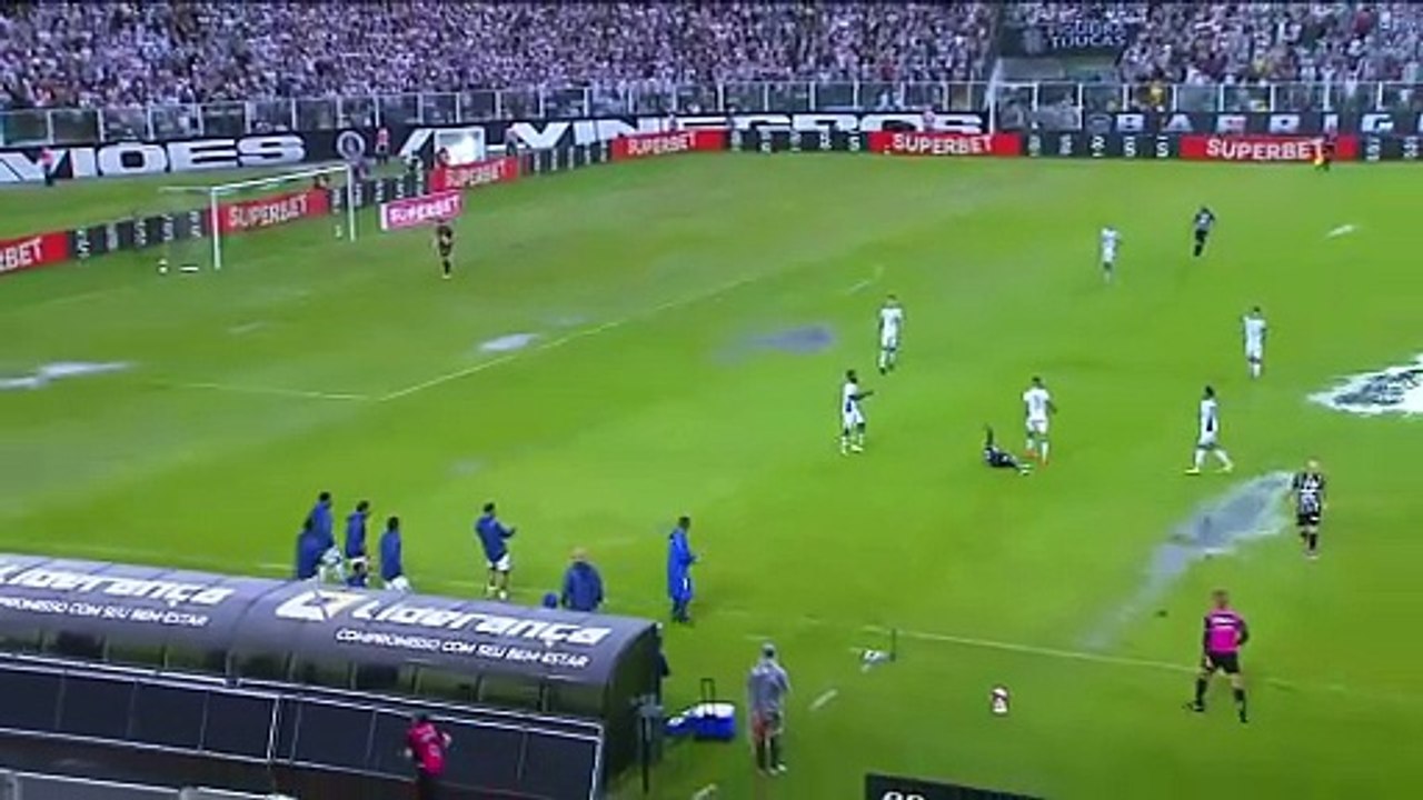 Veja a expulsão do zagueiro Allyson no clássico entre Figueirense x Ava