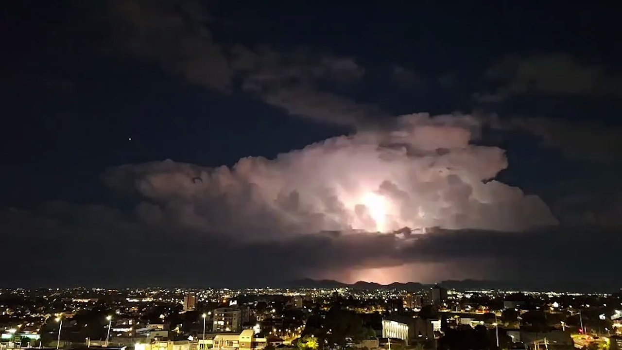 Vídeos mostram raios durante temporal que atingiu o litoral do Paraná