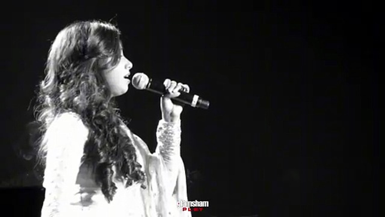 Shreya Ghoshal’s live magic; one mic, and the whole crowd melts 🎶✨  #glamsham #shreyaghoshal #liveconcert #indiansinger #musicnight  {glamsham, shreya ghoshal, live concert, indian singer, music night}