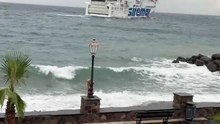 Eolie, vento a 40 chilometri orari: viaggia solo la nave «Nerea». Il video dell'approdo