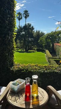 Meghan Markle dévoile le jardin de sa maison et laisse apercevoir Lilibet et sa grand-mère Doria dans la piscine.