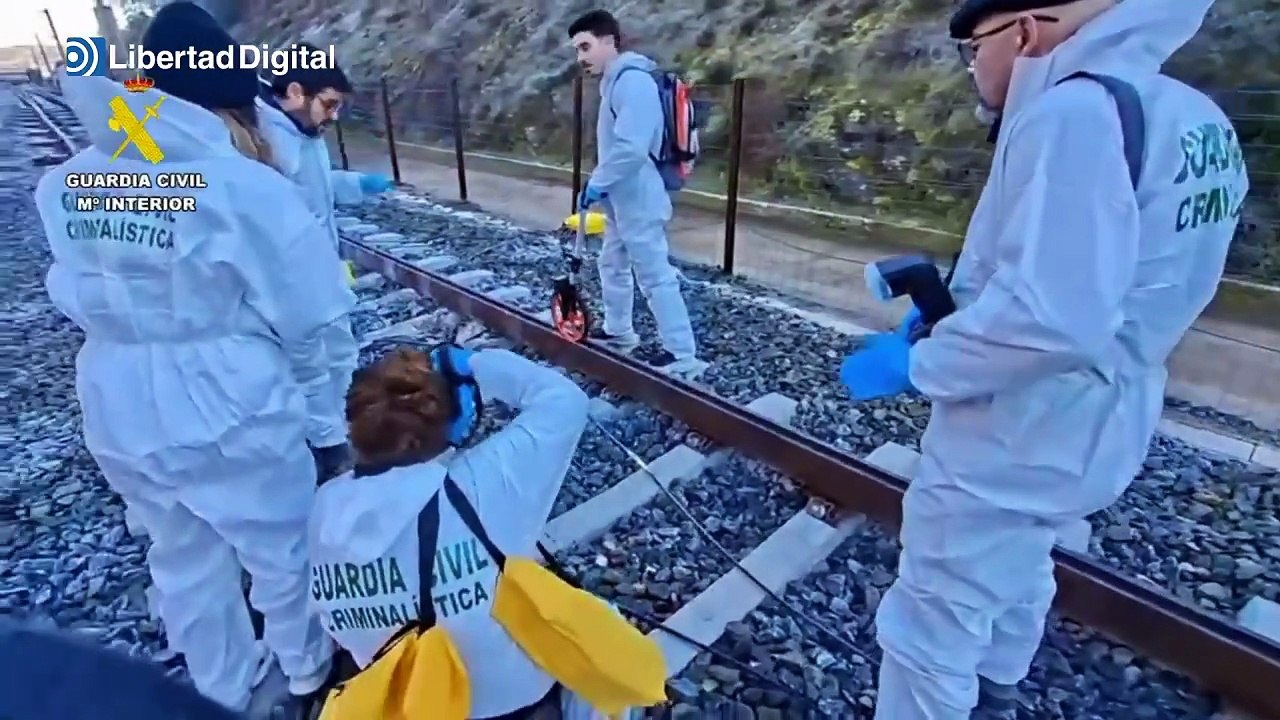 La Guardia Civil, en busca de evidencias para identificar víctimas y conocer las causas del accidente