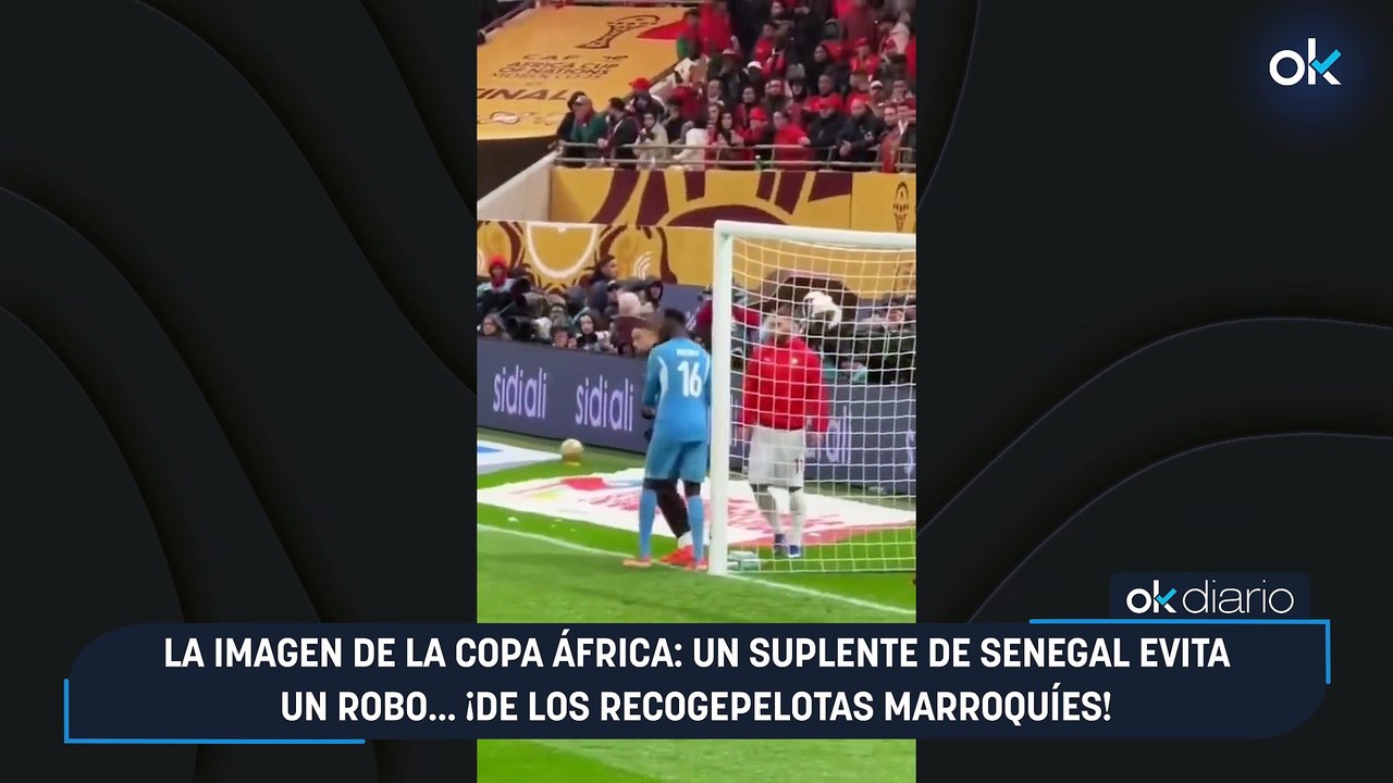 La imagen de la Copa África: un suplente de Senegal evita un robo... ¡de los recogepelotas marroquíes!