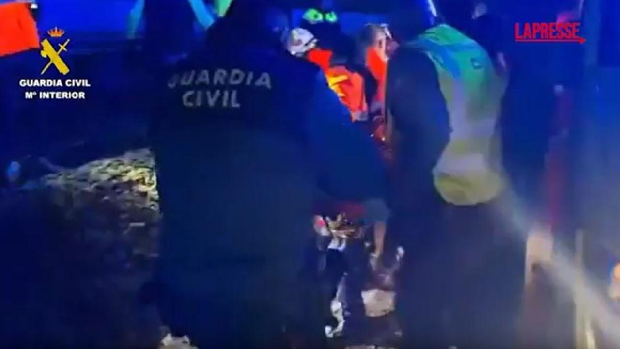 I soccorsi tra i rottami dei treni deragliati in Andalusia: le immagini dal terrapieno