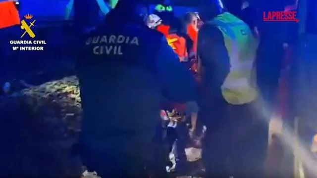 I soccorsi tra i rottami dei treni deragliati in Andalusia: le immagini dal terrapieno