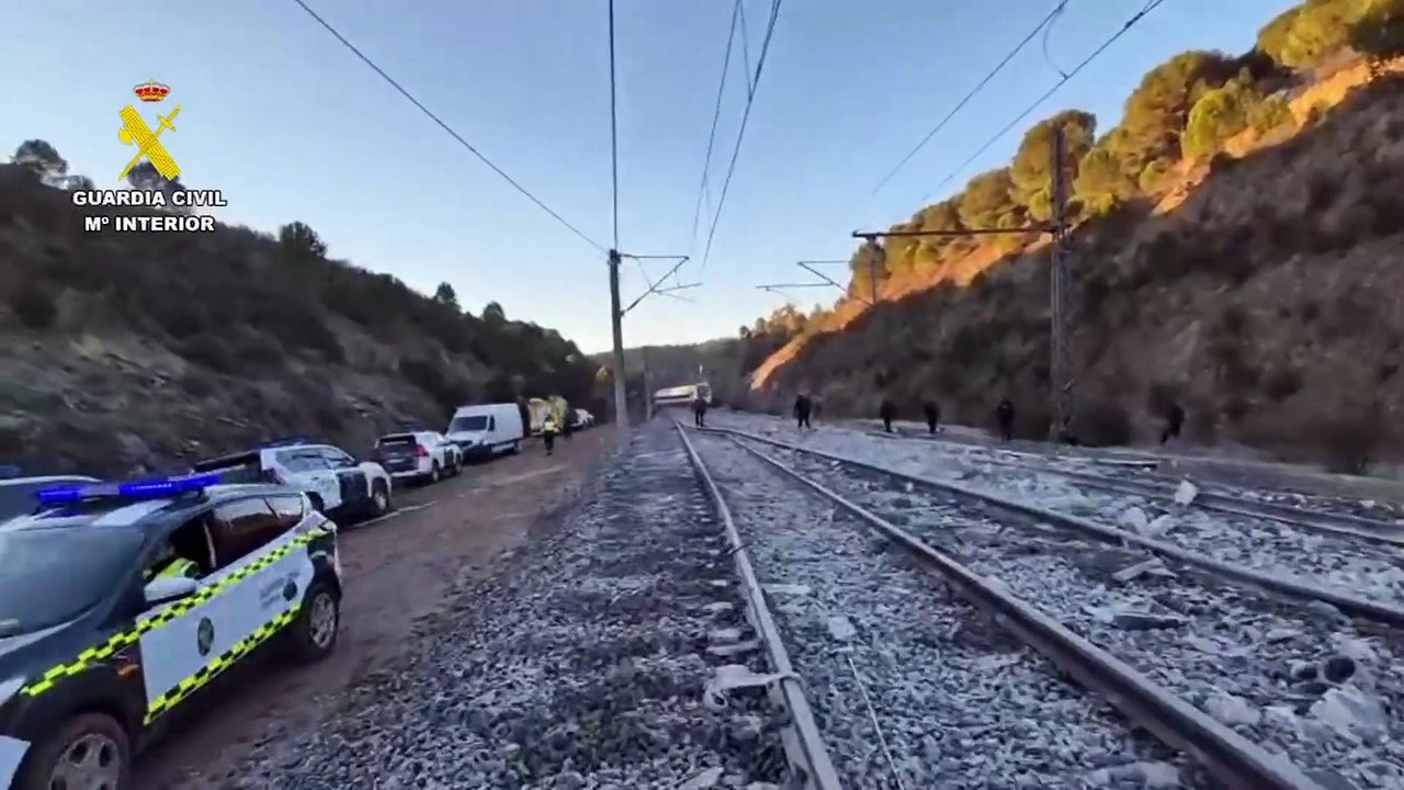 Efectivos de la Guardia Civil buscan evidencias que puedan servir para la identificación de víctimas e investigación del accidente ferroviario