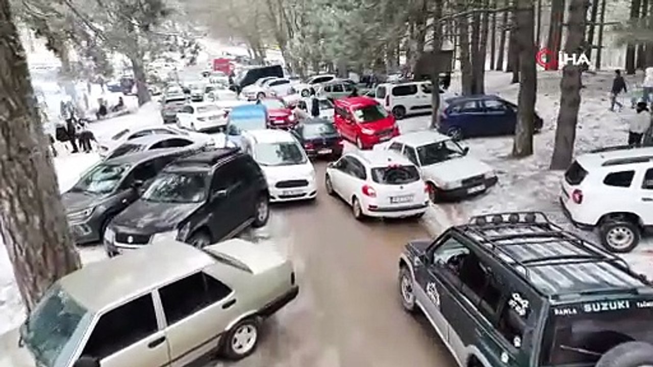 Kazdağları’nda Kar Yağışını Göbek Atarak Kutladılar