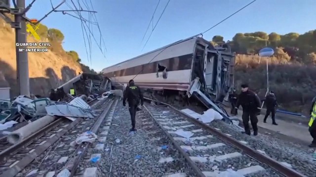 Les images du train, après le terrible accident ferroviaire en Espagne