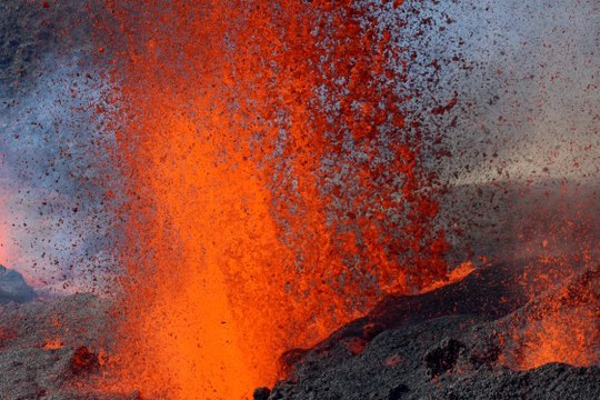 Piton de la Fournaise : les images de l'éruption du volcan de la Réunion, la première depuis 2023