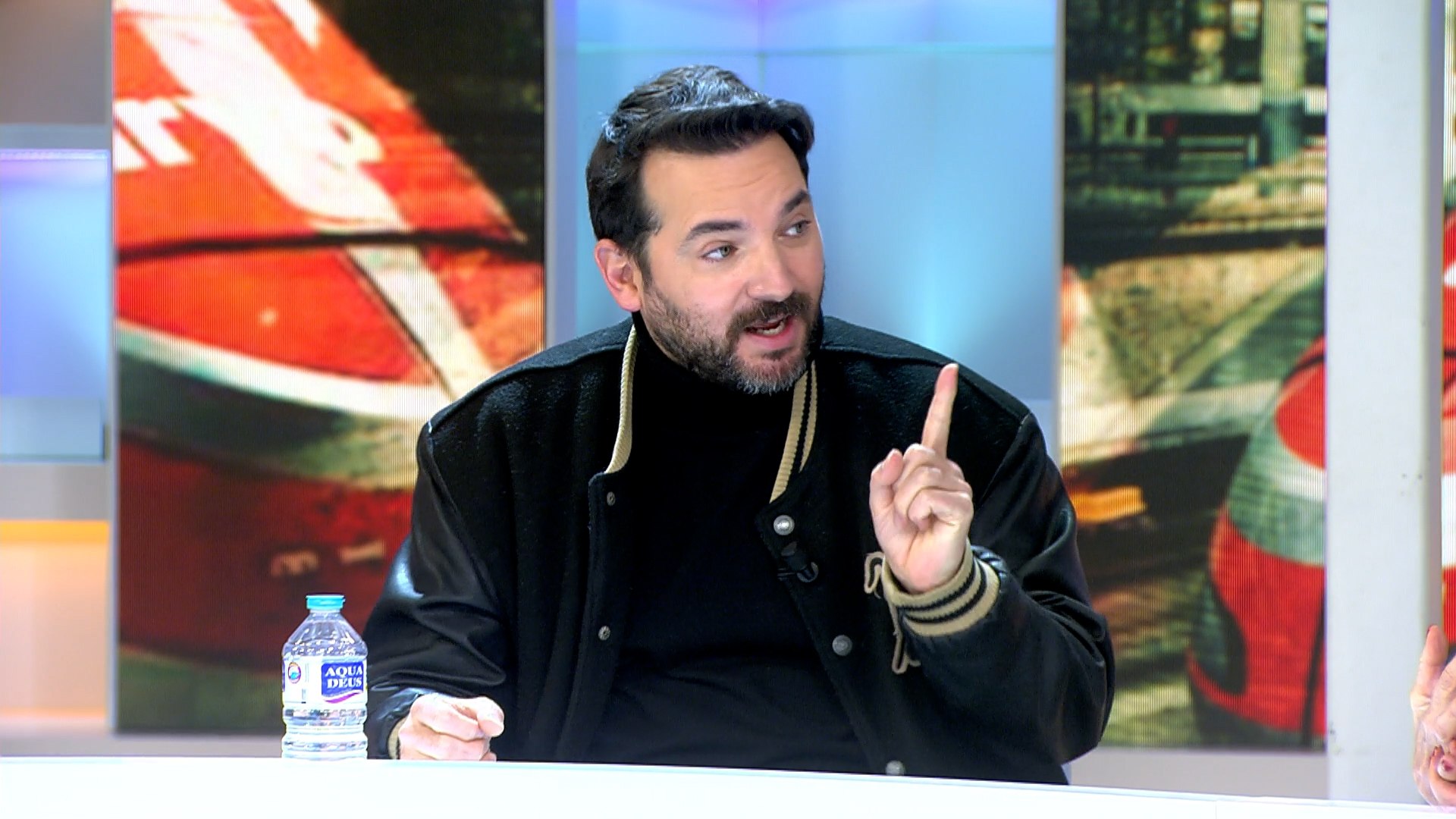 El youtuber argentino Lucas Merakio ha relatado este lunes en El Programa de Ana Rosa, en Telecinco, c�mo vivi� el tr�gico accidente ferroviario ocurrido a la altura del municipio de Adamuz (C�rdoba). Merakio viajaba en el tren Iryo siniestrado y fue testigo directo de una tragedia que, seg�n los �ltimos datos, ha dejado al menos 39 fallecidos y m�s de 150 heridos.

El creador de contenido, muy popular en redes sociales y residente en Espa�a desde hace varios a�os, ha ofrecido un testimonio estremecedor sobre los momentos posteriores al accidente. "No nos enteramos de que se hab�a accidentado el tren de al lado. Pensamos que hab�a pasado de largo, pero ten�amos miedo de que viniese otro y nos diese de lleno", explic� ante las c�maras, visiblemente afectado.

Merakio ha descrito escenas de p�nico, confusi�n y silencio dentro del convoy tras el impacto, mientras los pasajeros intentaban comprender la magnitud de lo ocurrido. Su testimonio se suma al de otros supervivientes que han comenzado a contar c�mo vivieron uno de los accidentes ferroviarios m�s graves de los �ltimos a�os en Espa�a.

La investigaci�n contin�a abierta para esclarecer las causas del siniestro, mientras el pa�s permanece conmocionado por la tragedia de Adamuz y por los dram�ticos relatos de quienes lograron sobrevivir.