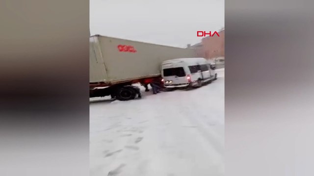 Bağcılar ve Bahçelievler'de kar nedeniyle araçlar yolda kaldı