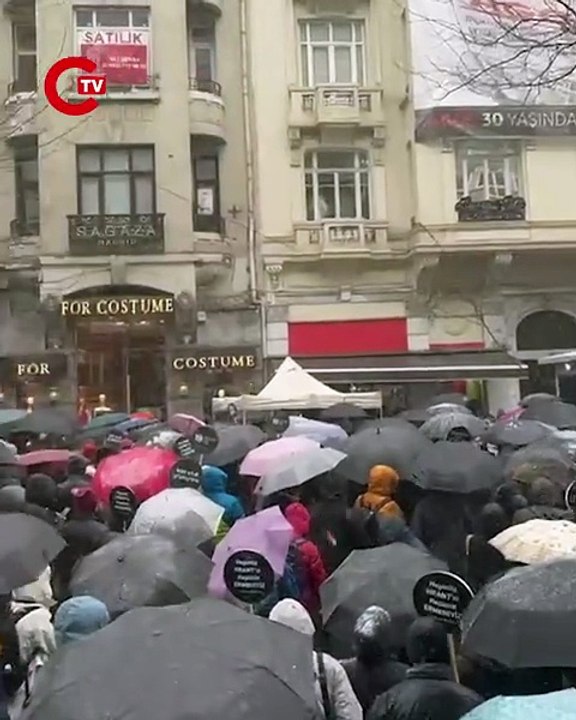 Sebat Apartmanı önünde “Hepimiz Hırant’ız hepimiz ermeniyiz” sloganları atılıyor