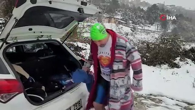 Soğuğa aldırış etmedi; karlar altında, buz gibi denize girdi...
