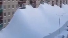 Bis zum neunten Stock: Ganze Städte unter Schneemassen begraben