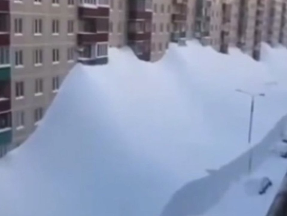 Bis zum neunten Stock: Ganze Städte unter Schneemassen begraben