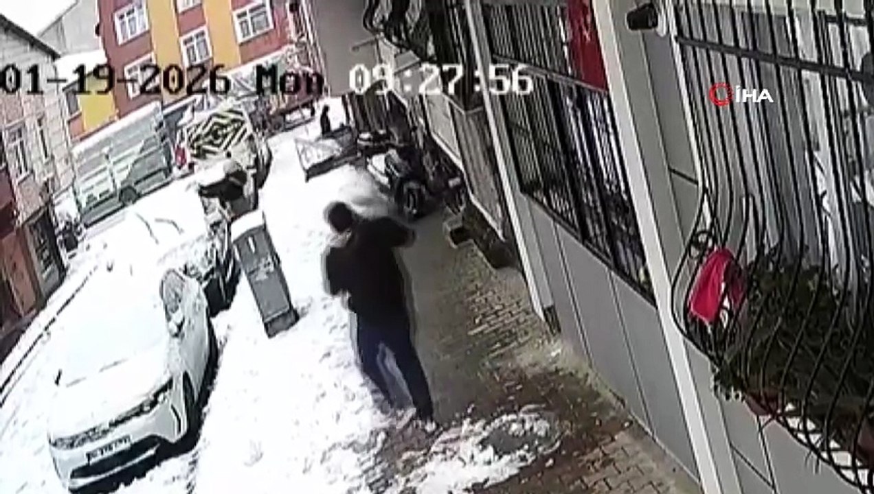 Çocukların Yaptığı Kardan Adamı Çaldı!