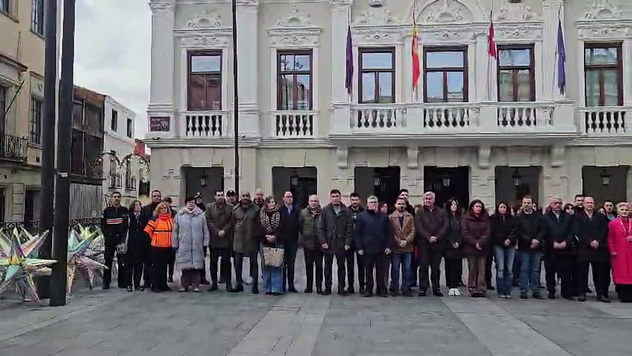 La capital y otras muchas ciudades de la provincia se suman al minuto de silencio por el accidente ferroviario en Adamuz